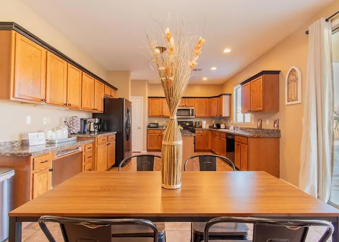 Heated Pool • Mini Golf • Huge Backyard • King Bed * Casa Grande