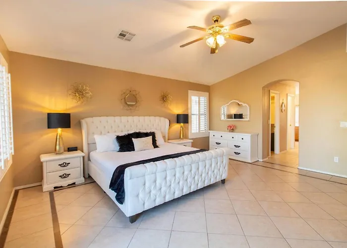 Heated Pool • Mini Golf • Huge Backyard • King Bed *