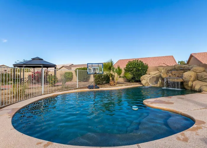 Heated Pool • Mini Golf • Huge Backyard • King Bed Hébergement de vacances *