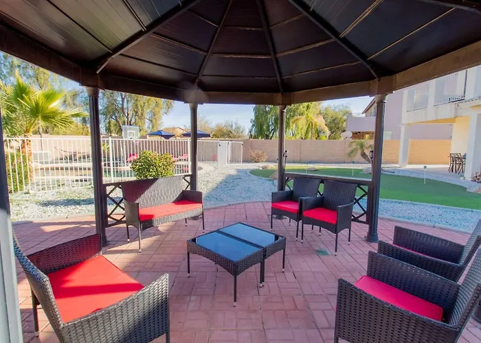 Heated Pool • Mini Golf • Huge Backyard • King Bed *