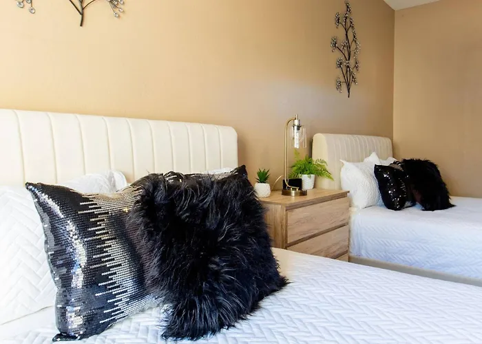 Hébergement de vacances Heated Pool • Mini Golf • Huge Backyard • King Bed *