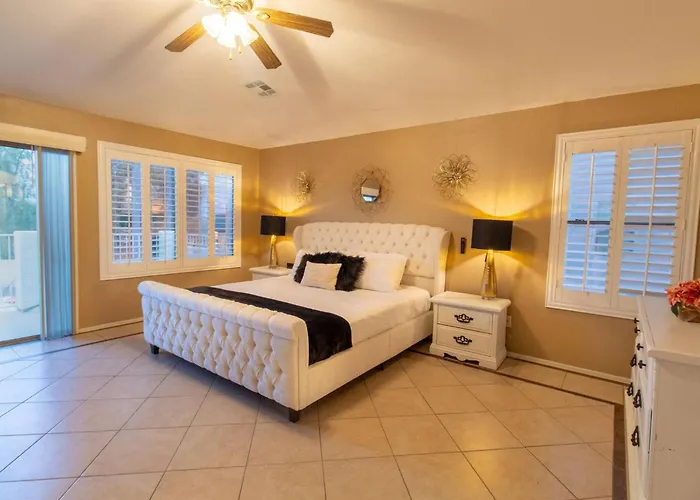 Heated Pool • Mini Golf • Huge Backyard • King Bed Casa Grande
