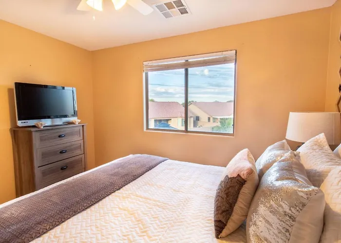 Hébergement de vacances Heated Pool • Mini Golf • Huge Backyard • King Bed *