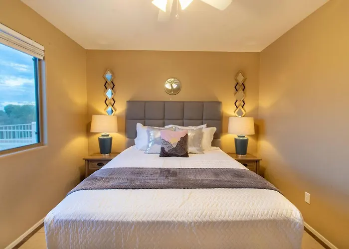Hébergement de vacances Heated Pool • Mini Golf • Huge Backyard • King Bed