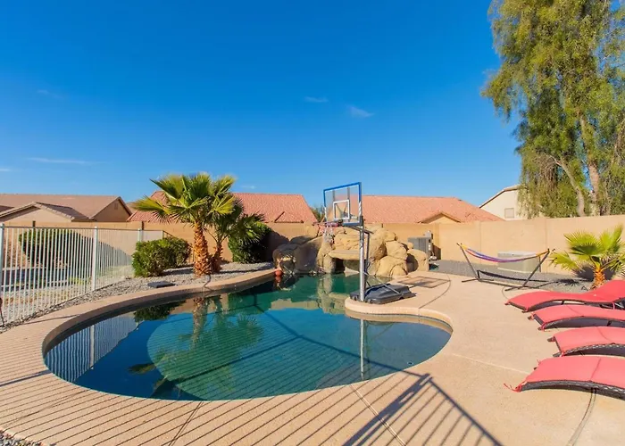 Heated Pool • Mini Golf • Huge Backyard • King Bed Hébergement de vacances