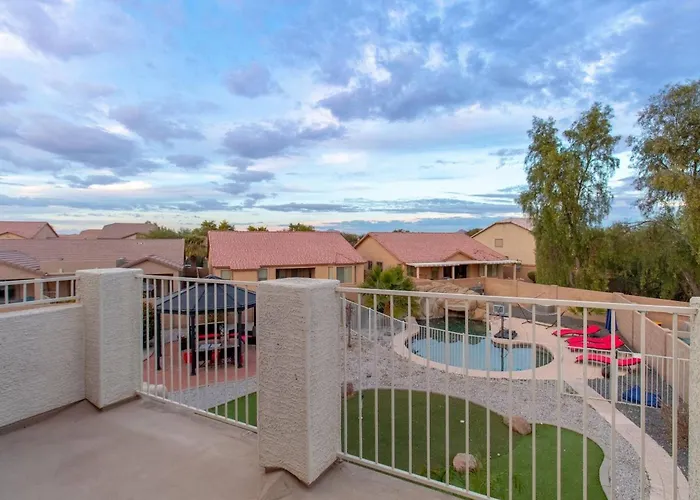 Hébergement de vacances Heated Pool • Mini Golf • Huge Backyard • King Bed *