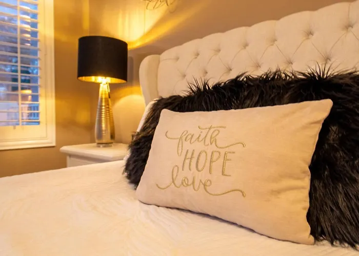 Heated Pool • Mini Golf • Huge Backyard • King Bed Hébergement de vacances *