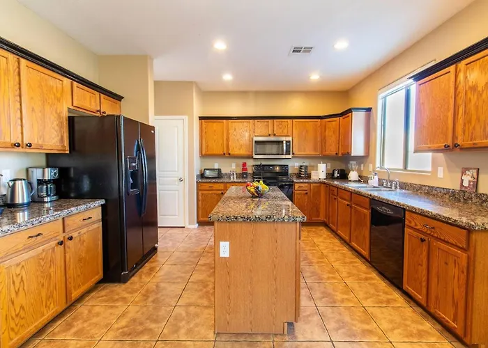 Heated Pool • Mini Golf • Huge Backyard • King Bed Casa Grande